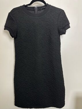 Classic Black Textured Short-Sleeve Shift Dress - M